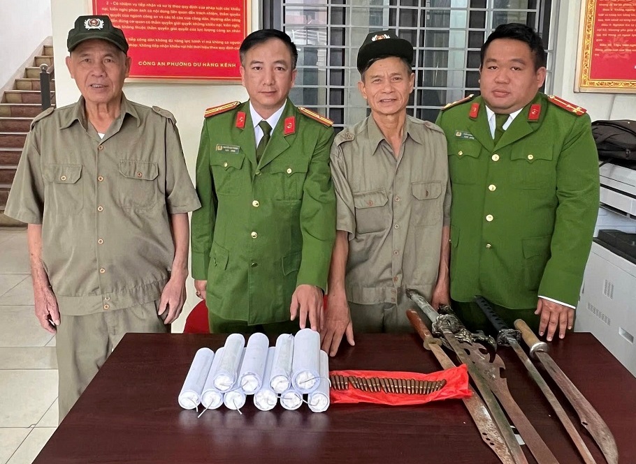 Công an phường Dư Hàng Kênh (quận Lê Chân) Vận động giao nộp 10kg pháo, 30 viên đạn và 5 dao kiếm các loại